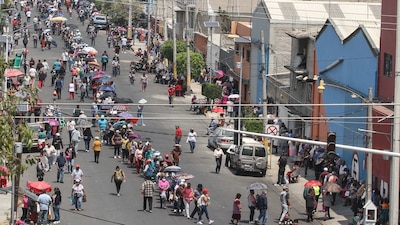 Con sombrillas, sombreros y agua, adultos mayores hicieron largas filas para recibir la dosis