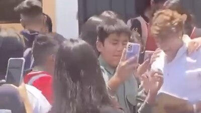 Se tomó selfies con los niños de una secundaria
