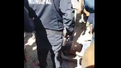 El linchamiento del policía fue grabado por los mismos agresores.