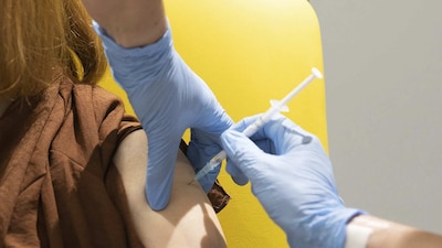 Las primeras vacunas serían para los empleados del sector de la salud y los residentes de hogares para ancianos