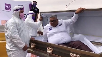 El acto protagonizado por el político fue para llamar la atención por los muertos que han dejado la pandemia