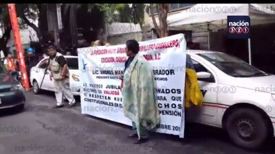 En las afueras de la casa de transición de AMLO