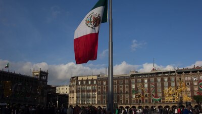 En señal de duelo nacional, se acuerda el izamiento de la Bandera Nacional a media asta