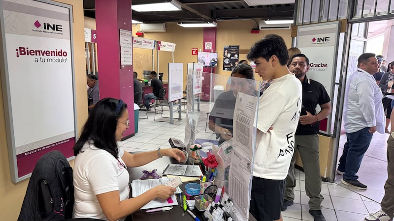 Tras cumplir los 18 años, captan a Gil Mora tramitando su credencial del INE