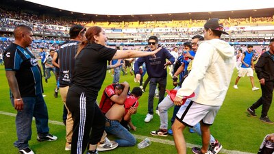 La barra brava del Querétaro comenzó una riña con los aficionados del Atlas