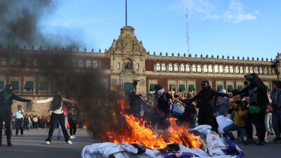 Mujeres encapuchadas hicieron una fogata en el Zócalo y lanzaron petardos.