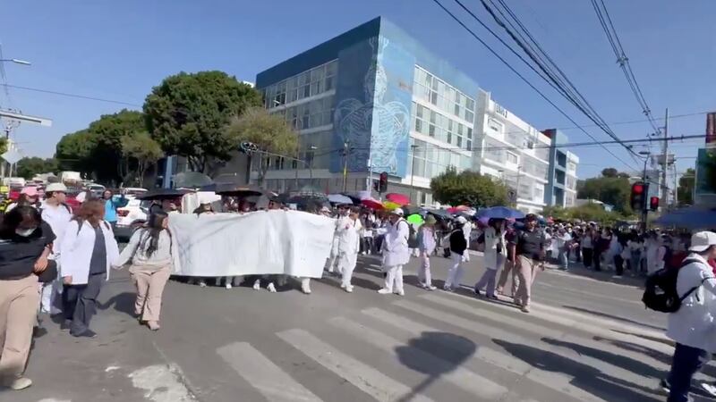 Alumnos de medicina de la Buap se va a paro indefinido; van en su tercer día de marchas