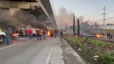 La autopista México-Puebla se encuentra detenida