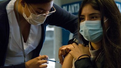 Joven recibe primera dosis de vacuna COVID