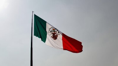 La Bandera fue izada al revés durante la ceremonia de su aniversario