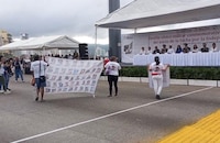 Madres buscadoras irrumpen con protesta en desfile Cívico-Militar de Acapulco