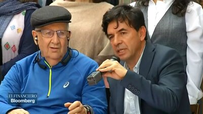 Jesús Ramírez Cuevas (derecha) detalló la consulta ciudadana sobre el aeropuerto