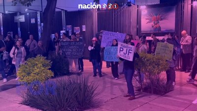De forma simbólica, los inconformes con la reforma colocaron una cadena en la entrada principal del Senado
