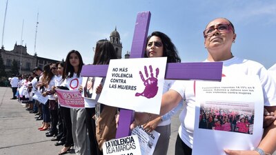 Mujeres salen a las calles para protestar por la violencia de género