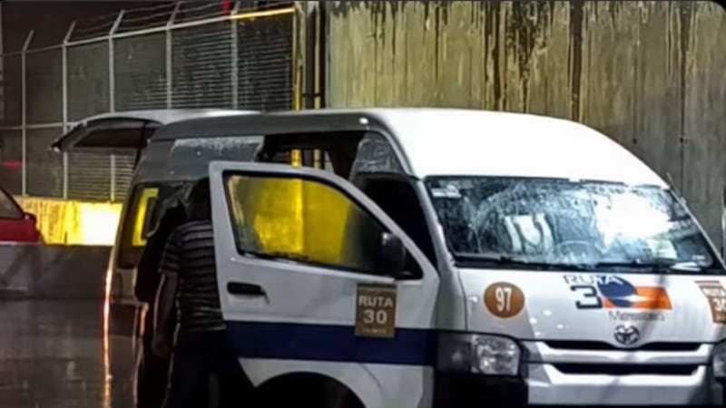 Seis pasajeros mueren intoxicados tras quedar atrapados en una combi inundada en Tultitlán