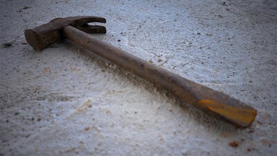 El joven golpeó a sus compañeros con un martillo y transmitió el hecho
