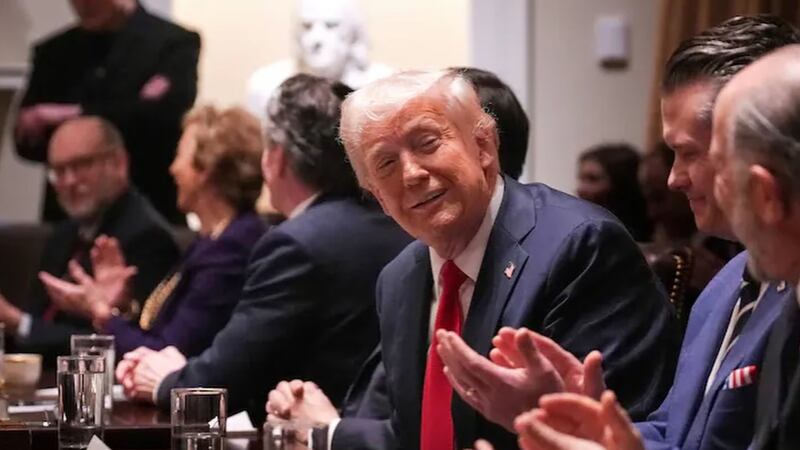 Más de 50 países han solicitado conversaciones sobre aranceles: asesores de Trump