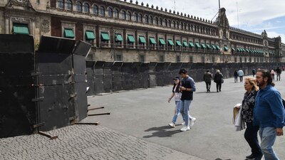 Esta mañana, tras las protestas, el Palacio Nacional amaneció blindado por vallas
