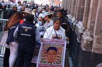 Se reúne Sheinbaum con padres de los 43; plantea 'nueva ruta' de investigación