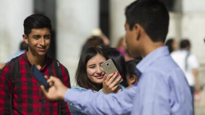Llamadas, aplicaciones y más. Por todo eso siempre estamos con el celular en la mano