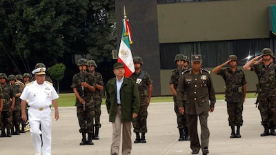 El entonces presidente Calderón durante un saludo que sostuvo con las Fuerzas Armadas