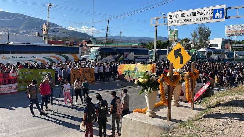 Normalistas marchan en Chilpancingo; bloquean la Autopista del Sol