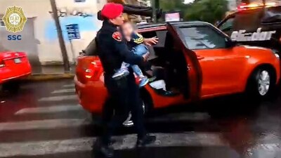 Loa agentes lograron poner a salvo al bebé y entregarlo a sus padres