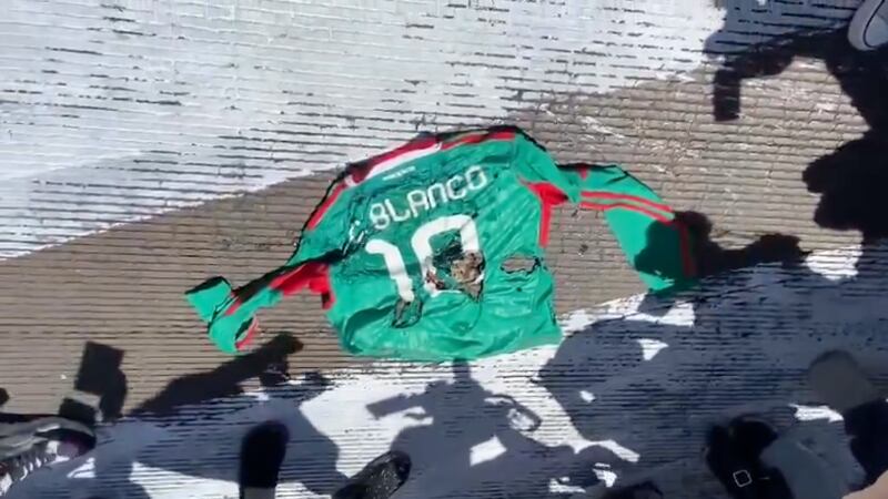 Mujeres queman playera de Cuauhtémoc Blanco; exigen su destitución como diputado