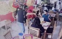 VIDEO: a plena luz del día, encapuchados asaltan a comensales en restaurante de Ecatepec