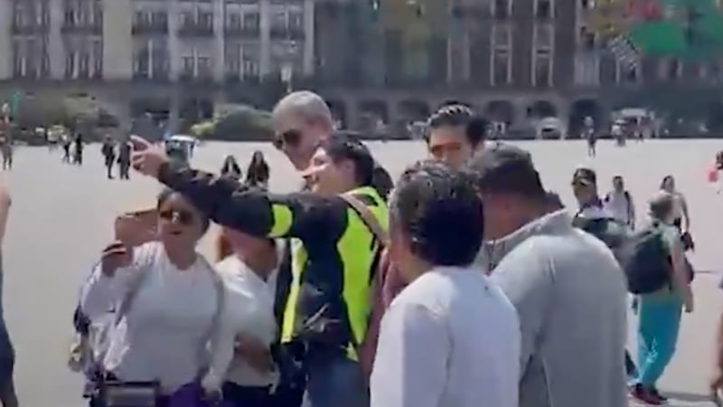VIDEO: Fans de Stray Kids rodean al esposo de la presidenta Sheinbaum para pedirle fotos