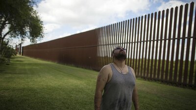 Un ciudadano estadounidense parado cerca del límite entre naciones