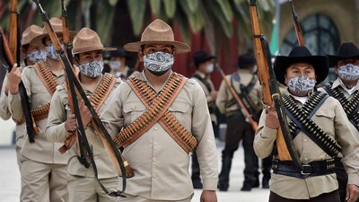 Los actores usaron cubrebocas debido a la pandemia de COVID-19