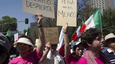 Algunos ciudadanos aprovecharon la marcha para manifestar su descontento por el gobierno de Enrique Peña Nieto