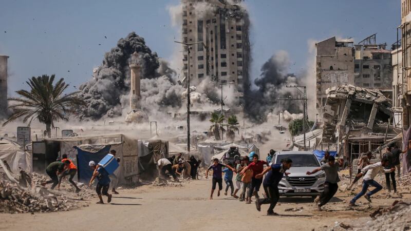 Israel y Hamás se alistan para negociar el cese al fuego en Gaza; ataques continúan