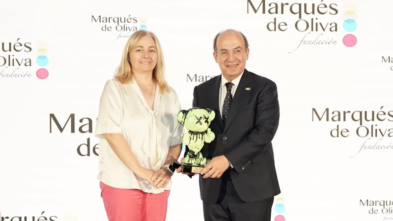 Premian a Felipe Calderón en España por su “contribución a la democracia”