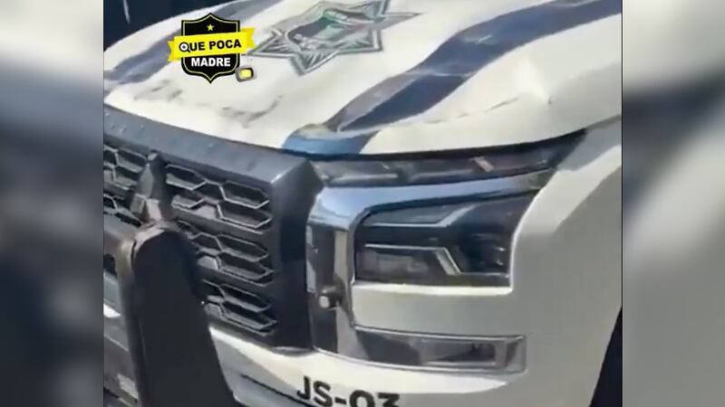 Patrulla del Edomex vuelca tras ser impactada por camioneta que se pasó el alto