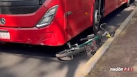 Ciclista muere tras ser embestido por un Metrobús; conductor es detenido