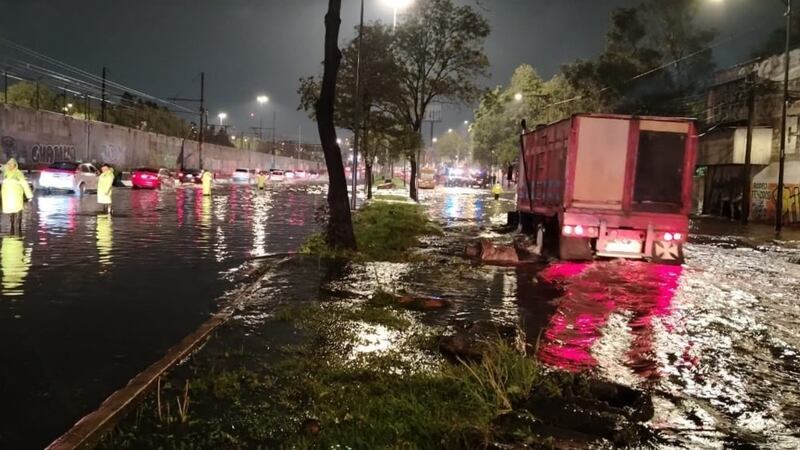 Madrugada en CDMX: se inundan Metro, AICM, avenidas y activan Alerta Roja