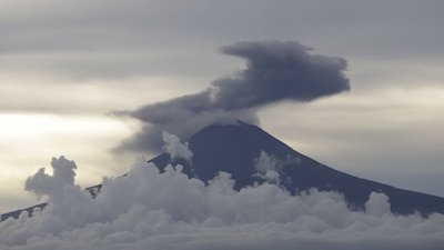 Las autoridades pidieron tomar precauciones por la ceniza volcánica