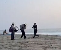 VIDEO: Extranjero arroja arena y corre a músicos locales en playa Zicatela, Oaxaca
