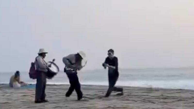 VIDEO: Extranjero arroja arena y corre a músicos locales en playa Zicatela, Oaxaca