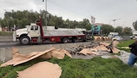Camión con 14 rollos de cartón vuelca bajo el Puente de La Concordia; conductor culpa a baches