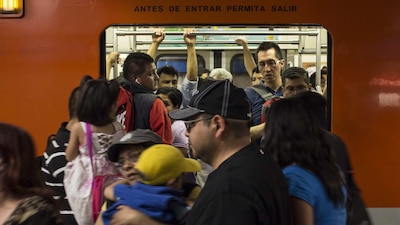 Entre tanta gente es muy común el robo de carteras y celulares