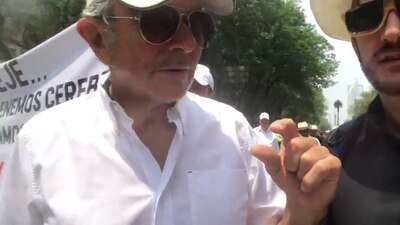 El empresario (izquierda) platicó con Hernán Gómez (derecha) y dio su punto de vista sobre los seguidores de AMLO