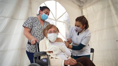 El lunes inició la segunda fase del plan de vacunación contra el coronavirus en el país, enfocada en adultos mayores