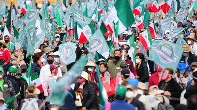 Los manifestantes siguen entrando a la plancha del Zócalo capitalino