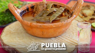 Para su preparación se emplea la carne y hueso de la cadera, condimentos a base de sal, chile y limón