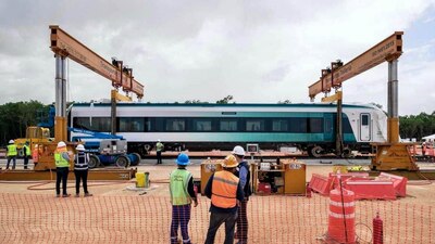 El primero de 42 trenes llegó este sábado a Cancún