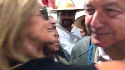 Adela Micha y AMLO se encontraron en el Aeropuerto de Durango