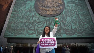 La activista dijo que para los partidos usar un pañuelo verde, morado y naranja, significa votos, aceptación y moda
